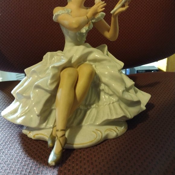 Wallendorf Germany lovely lady figurine, seated, dancer - Picture 5 of 5